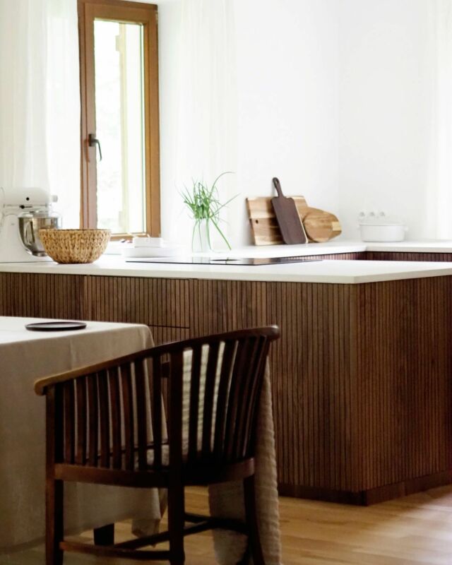Enter an ordered and harmonious space. Living room with a kitchen island, overlooking the garden. In such a place it's pleasant to start the day slowly.

Take a closer look for this open kitchen with stripy American Walnut.