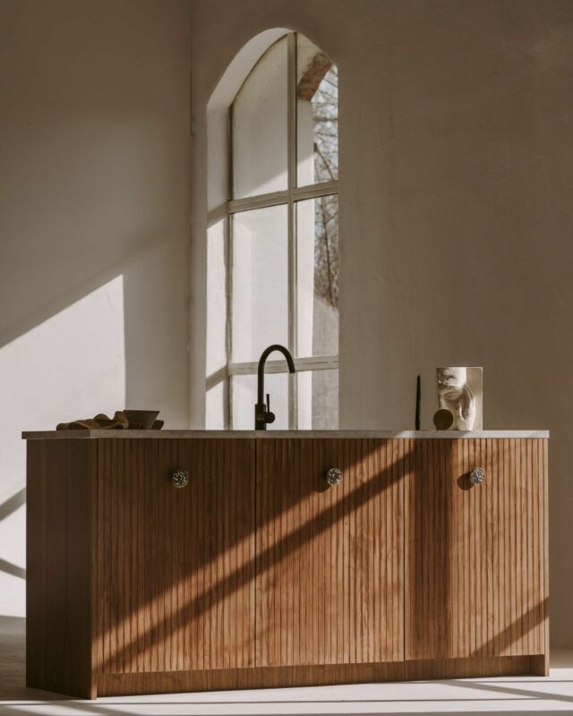 The veneer that we selected for the Norwegian Wood collection is sustainably resourced from European woods. By choosing this high-end quality natural material you put the health of the planet at the center of your home.

Explore the collection of natural veneers. Link in bio.