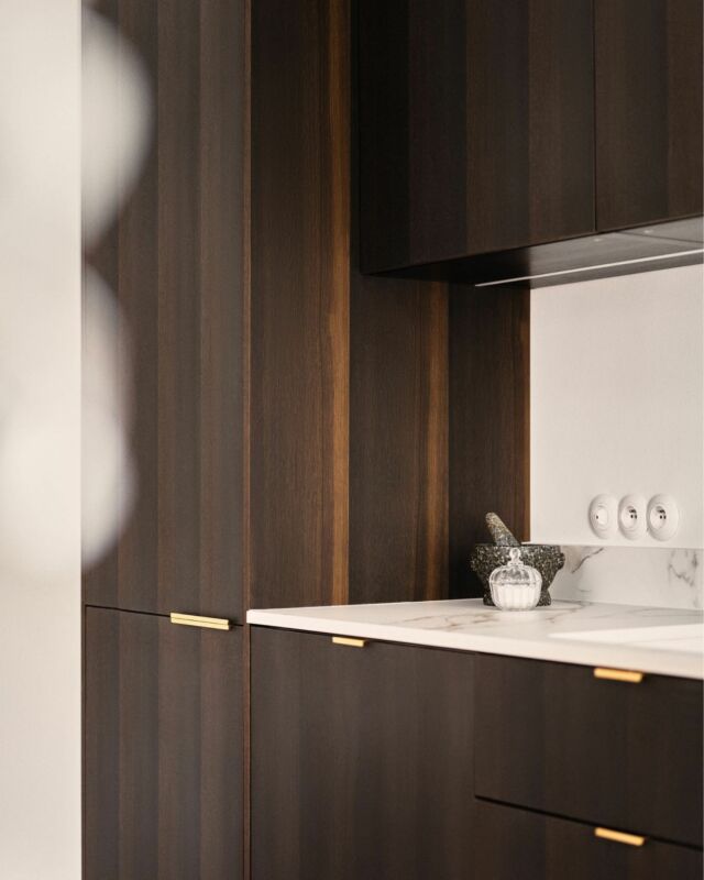 Wood in the kitchen delights us with its beauty and honest character that cannot be imitated. You can bring the element of nature into your home by choosing fronts from our Norwegian Wood collection.

See the projects in all five veneers in the Norwegian Wood collection and get inspired for the coming Spring. Link to our journal in bio.