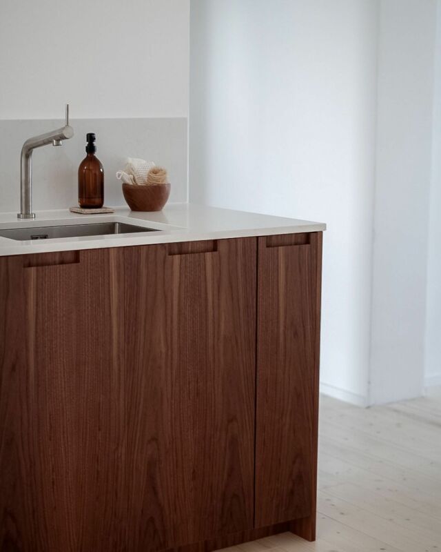 By emphasising the charm of natural veneer, our sleek front model Modern will bring elegance to your kitchen. Its wooden milled handle is designed to experience comfort. Modern fronts can be mounted on cabinets, drawers and built-in appliances.

Discover Modern model from Norwegian Wood Collection. Link in bio.