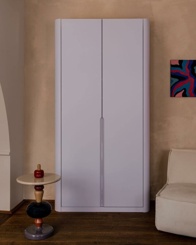 Our Modern model is appreciated for its subtle finish, and its sleek design helps in organising daily life. It extends to the bottom edge of the front and is available in collections of lacquered and veneered fronts, adding to the aesthetic appeal of the PAX wardrobe.

Keep your wardrobe neat and organised with our handle for the Modern model.