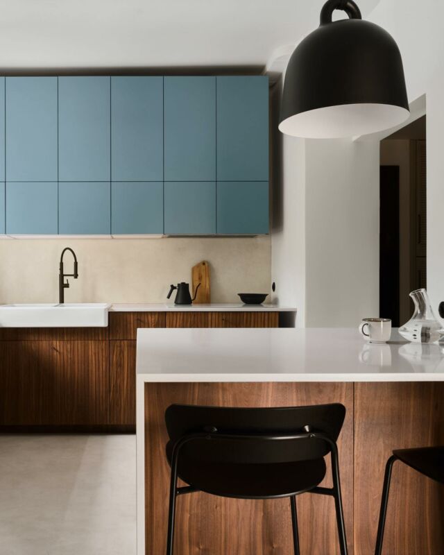 Thinking about a kitchen island? Here are seven things to keep in mind when planning:
1/ The distance between the island and the cabinets is at least 100 cm.
2/ The minimum width of the island for the convenience of its use is 60 cm.
3/ Make sure you have the right lighting for kitchen work.
4/ Remember about the proper layout of electrical sockets.
5/ Provide ventilation in the room.
6/ Connect the plumbing to the washing area.
7/ Remember to mask the sides and edges, your panels should be 2 cm longer.

Check out our guide to create your own island with our fronts. Link in bio.