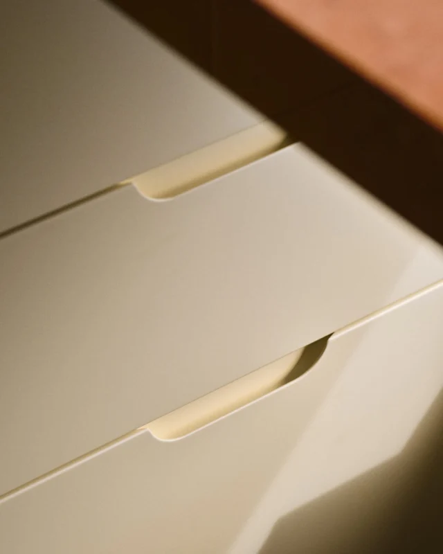 Model Modern offers a serene, minimalist backdrop for any interior. Defined by a sleek surface and a subtle, milled handle available in 15 or 55 cm lengths, it seamlessly adapts to doors, drawers, and integrated appliances.

This model is available in both high-quality lacquered and veneered finishes.