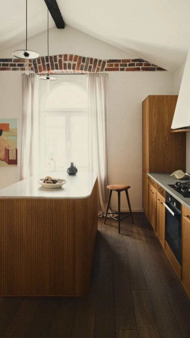 This kitchen offers a contemporary take on classic design, softening its simple form with the warm Honey Oak veneer. Here, modern austerity meets deep colour to create a peaceful, meditative space.

Which detail catches your eye the most – the warm Honey Oak or the soft curves of the island? Let us know below! 👇