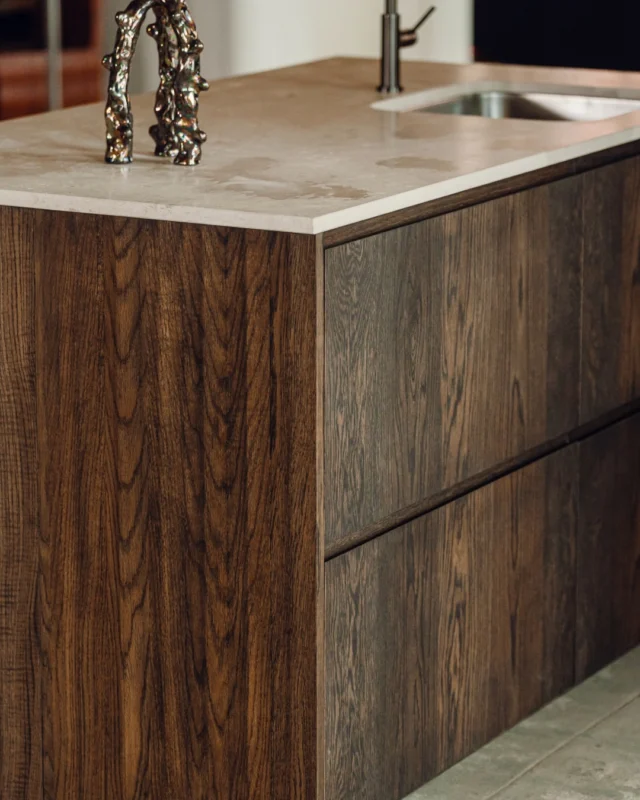 This Artisan collection is a tribute to the timeless beauty of oak. A curated palette where each finish tells a unique story, highlighting the natural grain and character of the wood, from raw, subtle tones to deep, mature shades. Explore the collection and select your shade of oak.