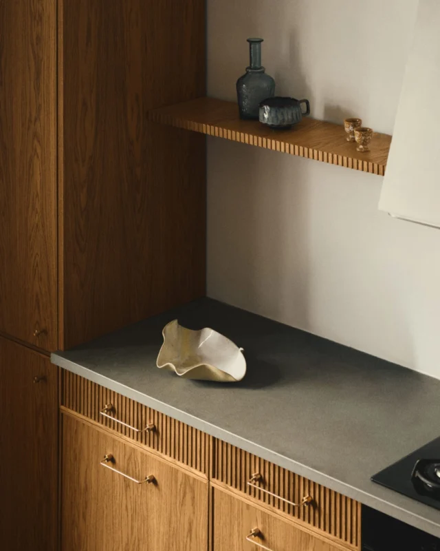 The Open Shelf provides a distinctive frame for your kitchen display. Its milled edges offer a refined setting for the objects that shape your daily rituals. With three finishing options – the smooth Pure and the milled Hem Pattern and Arch – the Open Shelf serves as a natural extension of our Artisan collection fronts, ensuring absolute visual consistency. 

Discover more forms for your walls on our website.