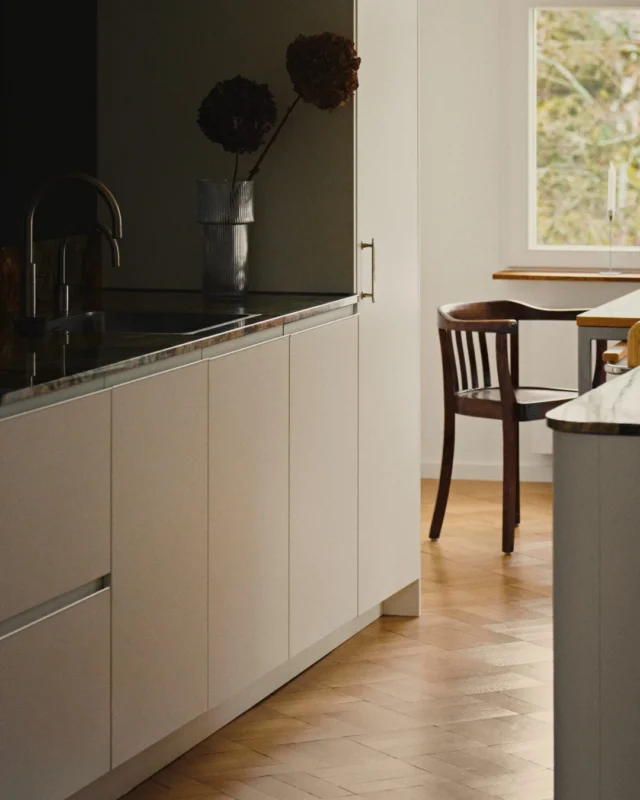 The Blade model is a modern form, designed to bring tranquillity to even the most eclectic interiors. In a tenement building dominated by historic architecture, Blade acts as a visual calmer, lending the space a modernist lightness.

The lacquered fronts of the Blade model feature an integrated handle made of powder-coated aluminium in the same colour as the front. This solution allows for clean lines and functionality without unnecessary visual elements.

Product details: Blade Model, Colour: Limestone, Terra Collection.