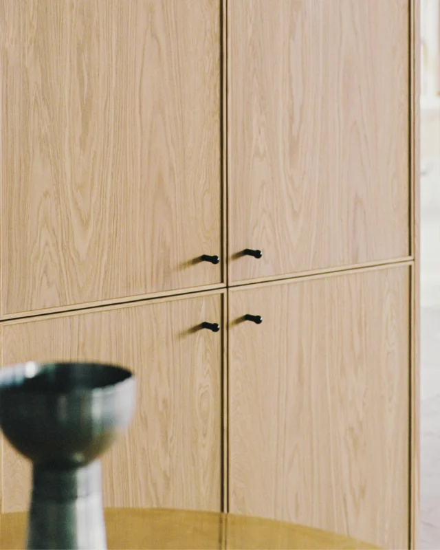 The HEM model is a front enclosed in a delicate frame made of solid wood, with a quarter-round profile that brings warmth and timeless character to the space. The inner panel features either a smooth finish or subtle milled details, allowing you to match the design to your interior. These milled fronts blend beautifully with modern spaces, adding a touch of refined style.

Explore our design on the website.