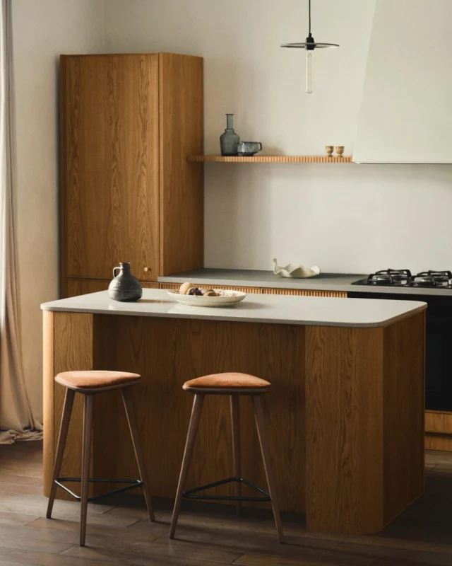 A kitchen island with an integrated seating area creates a space for shared breakfasts, conversations and family gatherings. METOD cabinets combined with our fronts and cover side panels give you complete freedom in designing your kitchen island. Cover panels allow you to comfortably tuck in chairs while ensuring a beautiful finish for the back. Meanwhile, curved panels bring a safe, rounded form - perfect for a lively home.

Explore all our panels on the website.