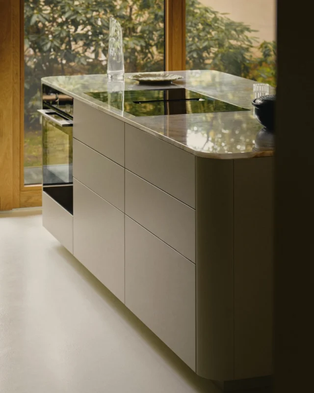 In a villa district near Munich, an interior was created where organic forms define the rhythm of life. In Maria’s house, owing to the use of curved panels, the kitchen became the true beginning of family harmony, combining timeless design with functional beauty. „The curves have become the essence of kitchen design for me. The soft shapes of the island encourage closeness and conversation, which allows my family’s life to flow freely,” emphasises Maria.

Explore our colour palette on the website