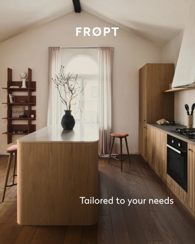 Every space is different. That’s why we created products that give you complete freedom to personalise your METOD kitchen and PAX wardrobe. Kitchen islands, custom floor-to-ceiling cabinetry, or bespoke shelving units allow you to design an interior tailored to your needs. Fine details, like solid oak drawers, subtly elevate your everyday moments. Discover all our products on the website.