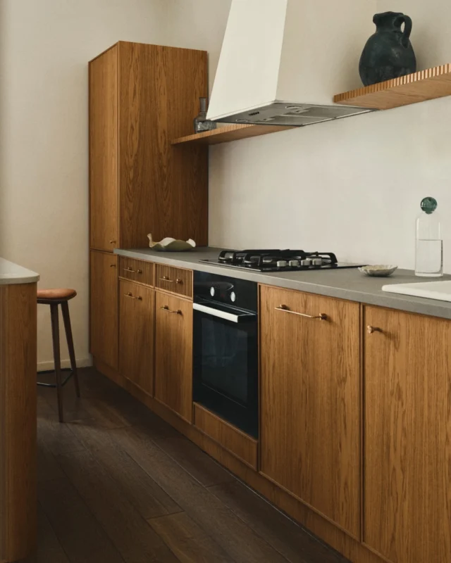 Today, classic design is synonymous with sophistication. Kitchens with a craftsmanship heritage are making a comeback in a new form - an effect achieved by the Hem model, which blends the elegance of traditional carpentry with a contemporary form.

The Hem model in its Pattern variant stems from a sentiment for traditional kitchens and defines this design direction. Fine, vertical grooves crafted with precision break up the smooth oak fronts, adding three-dimensional texture and depth. Explore the Hem model for a Heritage look on our website.

Remainder: Until 31 August only: lead time 6–8 weeks