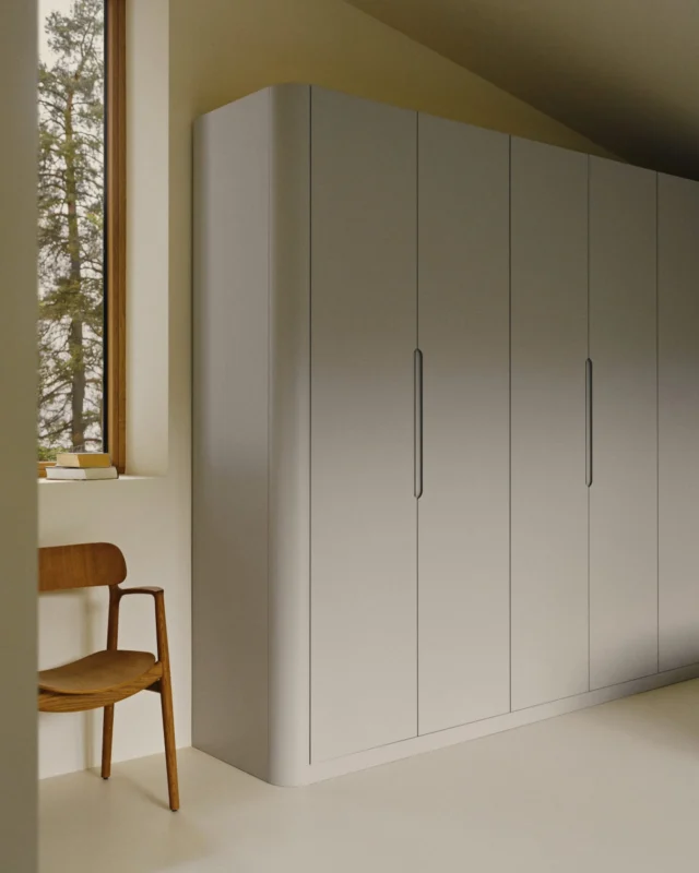 In this Munich home, the concept of curves and aesthetic consistency naturally flows from the kitchen to the bedroom. Soft lines of the PAX wardrobe, complemented by Modern handles in the Sand shade, discreetly blend into the interior’s atmosphere, encouraging a sense of calmness.

By choosing from carefully designed models and selected finishes for fronts and panels, both regular and curved ones, you can give your PAX a more personal touch.

Personalise your PAX wardrobe on our website