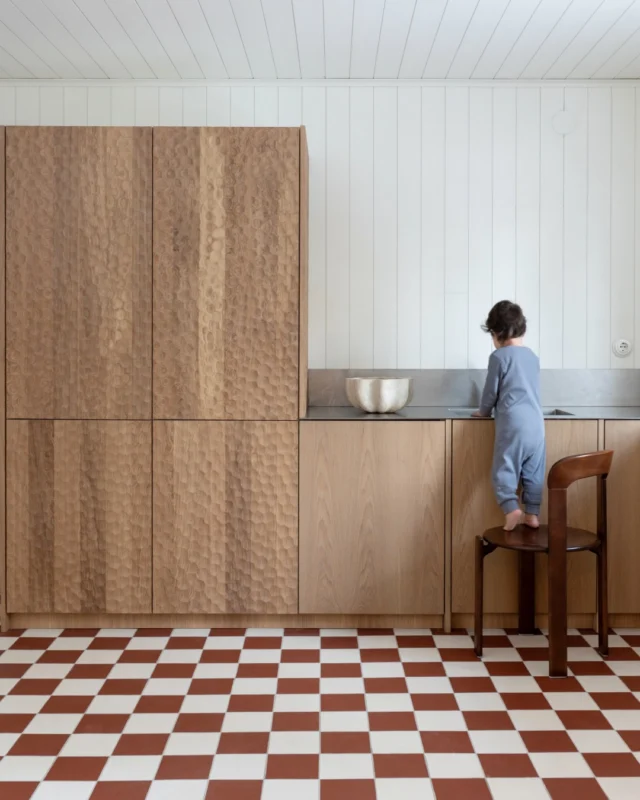 The depth of an interior is created by details you cannot help but touch. The Coral model in Oak Nude brings an organic softness into the space. Sculptural textures break the smooth veneer, gently playing with light to bring an artistic dimension to your kitchen fronts.

In the Artisan collection, the Coral model is available in three curated oak shades finished with oil. It is also available in colours from the FRØPT, RAL and NCS palettes, finished with a matte lacquer. Discover more photos of the Coral model on our website.