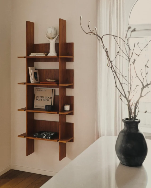 The Norwegian Wood Shelving Unit is a subtle statement in the kitchen space. Crafted from natural wood veneer, it brings a sense of calm and balance, a gentle contrast to the geometry of the fronts. For your convenience, your favourite American Walnut and Natural Oak veneers are readily available. Explore the Norwegian Wood Shelving Concept on our website.