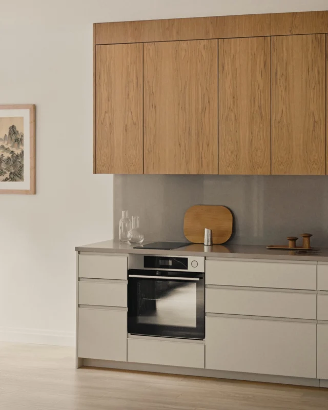 A two-tone kitchen is a dialogue of materials that gives the interior character. A combination of the oak’s organic structure and matte-finished fronts, lacquered in mineral shades, creates a sense of depth without overloading the space. The Mushroom shade is the perfect backdrop for the oak pattern, creating a balanced, light-filled composition.
Select your colour duo from our curated palette on our website.