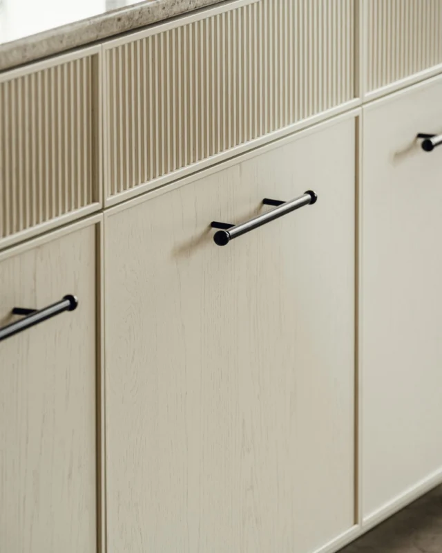 Choosing your favourite colour doesn’t mean compromising on the tactile beauty of wood. We have applied the shades of the Terra and Memphis collections onto oak veneer, creating a seamless harmony between colour and natural texture. The gentle grain subtly emerges beneath every tone - from mineral whites to rich earth hues - infusing each shade with softness and organic depth. Create your bespoke pairing on our website.