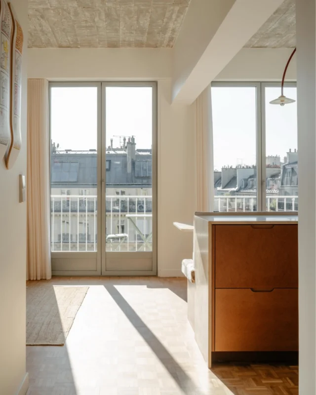 This Paris apartment by @bateaumagne proves that rich tones and raw textures like MDF, concrete, and steel can add depth and drama. Warm browns meet plush fabrics. IKEA meets custom design. It’s all about contrast.