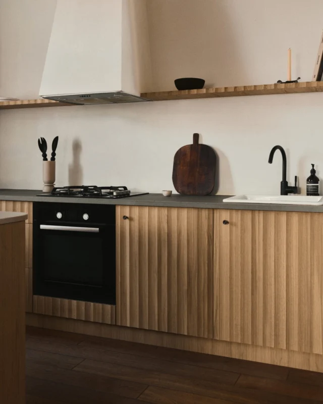 The Artisan collection celebrates the timeless beauty of oak. From the raw simplicity of Oak Nude and warm Oak Honey to the deep character of Oak Charred, each finish highlights the wood’s unique grain. Explore the collection to find your shade.