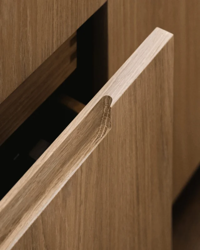 Defined by its clean, handle-free aesthetic, the Modern model n features a sleek integrated handle that eliminates the need for external hardware, creating a sense of quiet visual balance. Available in both lacquered and veneered finishes. Explore Modern finishes on our website.