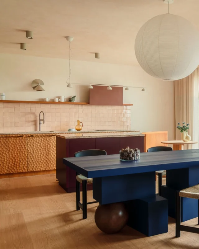 The kitchen of the Casa Norte apartment by Kasia Kronberger of @studio.bosko showcases the tactile structural cabinet fronts in a rich honey hue. The textured wood brings utilitarian art to the daily space. Set against warm, matte walls and soft pink tiling, the design balances a wealth of textures with a quiet, colourful drama.

Featured in the photo: Coral model, Honey colour, Artisan collection.