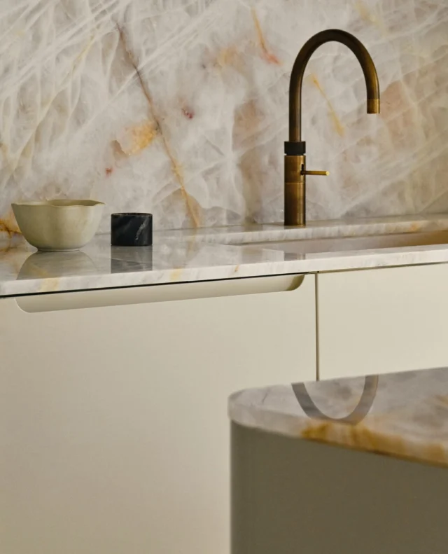 Thinking about custom curves, minimalist forms, and refined details in your kitchen?
Our lacquered fronts combine a flexible MDF core with a sleek matte finish and a clean white laminate interior, built for effortless, modern elegance. Explore our curated colour palette on the website.