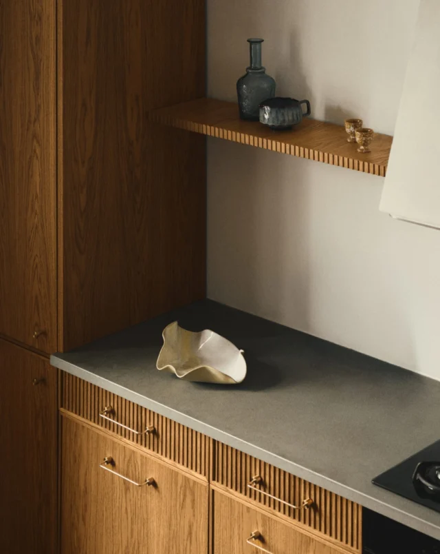 In the Hem Pattern model, subtle and rhythmic grooving gives the classic framed front a fresh, decorative dimension. Extending this linear detail from the fronts to the edge of the Open Shelf allows the motif to flow seamlessly onto the wall. Discover our curated design on the website. 

A Gentle Reminder: Guaranteed Christmas delivery on orders placed by Oct 5.
