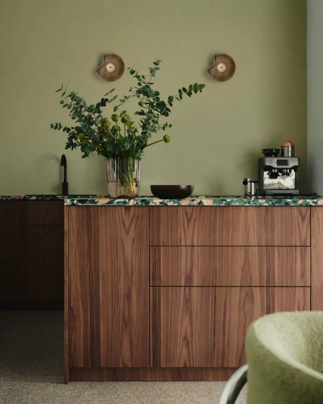 American Walnut veneer is a great choice for those who appreciate classic elegance. Walnut wood ranges in colour from light brown to dark chocolate with deep purplish-red shades, distinguished by its decorative, irregular grain. Available in 4 models of our veneered fronts. Explore our curated designs on the website.

A Gentle Reminder: Place your order by October 5th to secure guaranteed Christmas delivery.