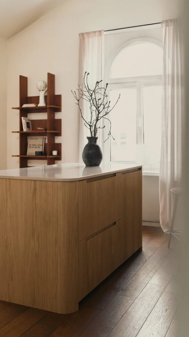 Nude Oak and the Arch model fronts redefine minimalist design in this Kraków tenement. Featuring sculptural curves and geometric precision, this kitchen balances modesty with sophisticated elegance - a true sanctuary of calm. Explore our curated design on the website.
