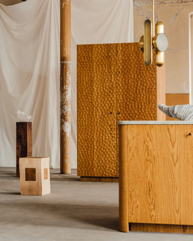 As the days keep getting shorter and the light softens, we naturally seek depth and comfort within our homes. Honey Oak serves as a visual foundation, bringing natural, enveloping warmth to the interior. Discover Honey Oak on the website.