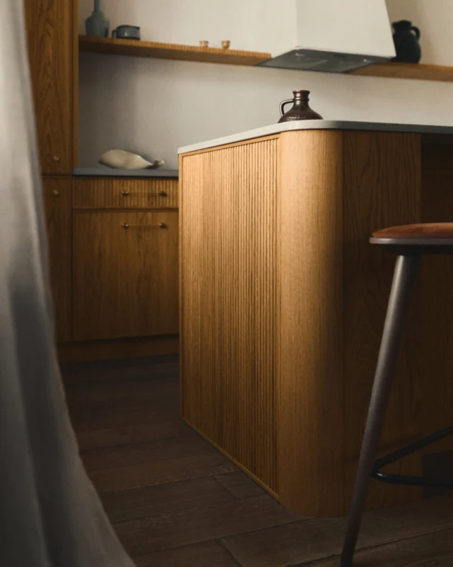 Our curved panels are designed to soften the interior landscape, bringing a sense of flow and harmony to kitchens and wardrobes alike. Beyond their aesthetic appeal, these organic shapes enhance daily comfort and ergonomics, turning functional furniture into a refined experience. To perfectly match your vision, our curved elements are available in both lacquer and veneer finishes.