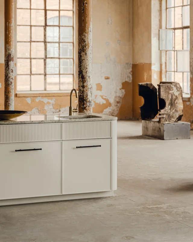 The design requires a story, told through the material. Our carefully selected colours, as well as the full NCS/RAL palette, are also available in oak veneer. The gentle grain subtly emerges beneath every tone - from mineral whites to rich earth hues - infusing each shade with softness and organic depth.

Discover what colours on oak veneer you can choose on the website.