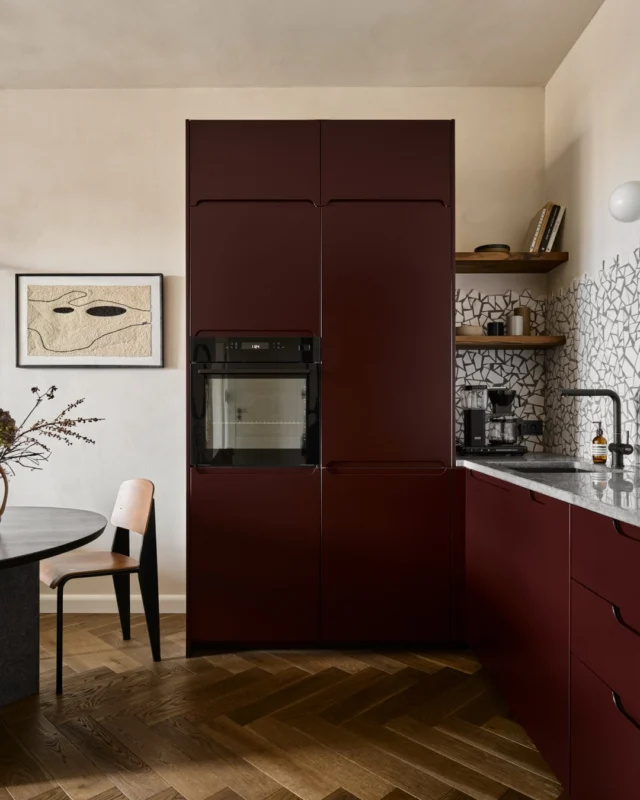 Our minimalistic Modern model is characterised by a smooth surface with an integrated milled handle, available in lengths of 15 or 55 cm. Designed for door fronts, drawers, and built-in appliances.

This model is available in our curated collection of 7 lacquered finishes. We can also paint the fronts in any custom colour from the RAL or NCS palette to perfectly match your vision. Explore our design on the website.