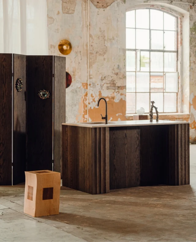 The Charred colour is our interpretation of dark brown wood. Finishing the fronts with pigmented oil highlights the structure of the oak, providing it with a deep and noble hue. This shade introduces maturity and elegance to the interior.

The noble shade of Charred, bringing out the grain of the wood with strong dark accents, makes the interior nuanced and its atmosphere mysterious and expressive.

Available in all models for veneered fronts from the Artisan collection.