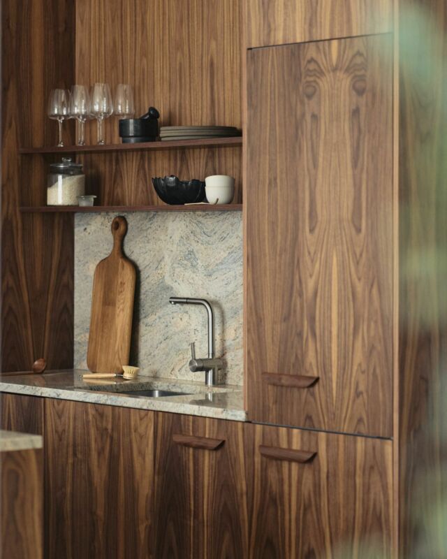 Finished in natural veneer, Pure fronts will make the simplicity of your kitchen its greatest asset. This model is like a blank canvas that will allow you to fully personalise it with the cabinet arrangement and accessories of your choice.

Discover our veneered front models. Link in bio.
