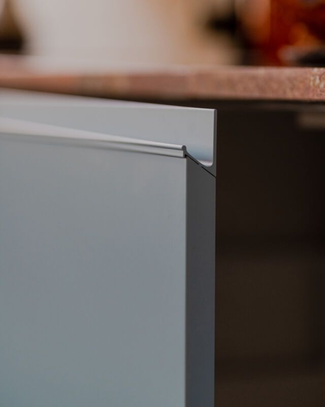 Minimalist form to create a simple kitchen that will soothe your senses. Accurate handle of our Blade model is made from powder-lacquered aluminium in the same colour as the fronts with acute angle to enhance the comfort of opening. 

Explore our Blade model of lacquered fronts. Link in bio.