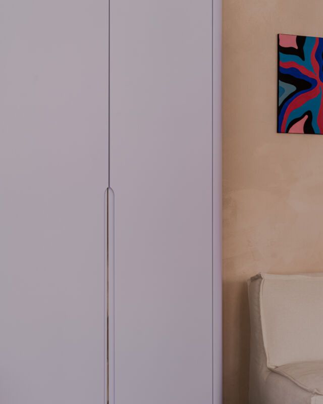 Our Modern model is appreciated for its subtle finish, and its sleek design helps in organising daily life. It extends to the bottom edge of the front and is available in collections of lacquered and veneered fronts, adding to the aesthetic appeal of the PAX wardrobe.

Keep your wardrobe neat and organised with our fronts.
