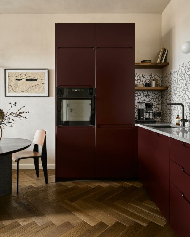 This interior design is the result of the delight of the Terracotta fronts colour from the Terra Collection. Harmony was achieved through the marriage of natural textures with earthy tones. Designer Magda loved our Terracotta-coloured fronts at first sight. She was amazed when her clients shared her enthusiasm for the expressive and deep red wine tones. The kitchen flows gently into the living room with a simple form. This allows you to calm down and relax.

Discover the Terra collection of lacquered fronts. Link in bio.