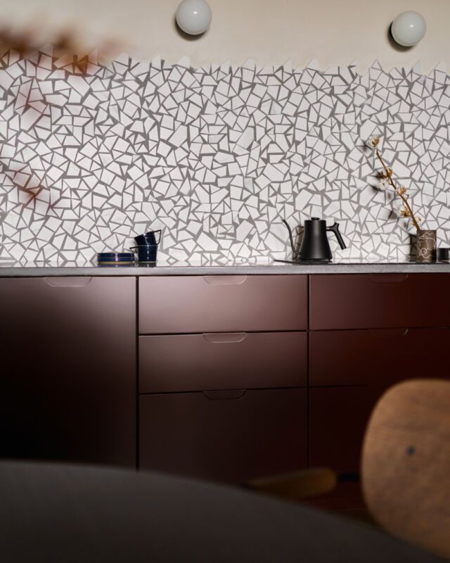 Our Modern front model is appreciated for its subtle finish and its sleek design helps to organise daily life. The handle is milled into the smooth surface of the front, accessible length 15 cm or 55 cm for built-in appliances. 

Explore more models of our lacquered fronts. Link in bio. 

In the photo: Terracotta colour from the Terra Collection.