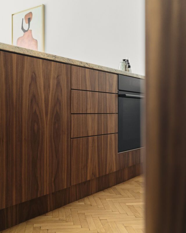 Looking for the perfect open for your kitchen cabinets? The handy handles on our veneered fronts may be the answer. You might choose from Blade for an accurate handle, Modern for a smooth opening, handles of your choice for a personal touch or Push to Open system with Pure fronts for the minimalist essence.

Select our veneered fronts to find your opening. Link in bio.